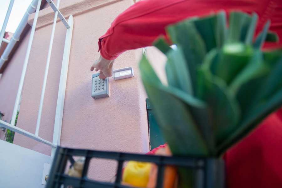 من يتحمل تكاليف إصلاح جهاز الاتصال الداخلي في شقة مستأجرة؟