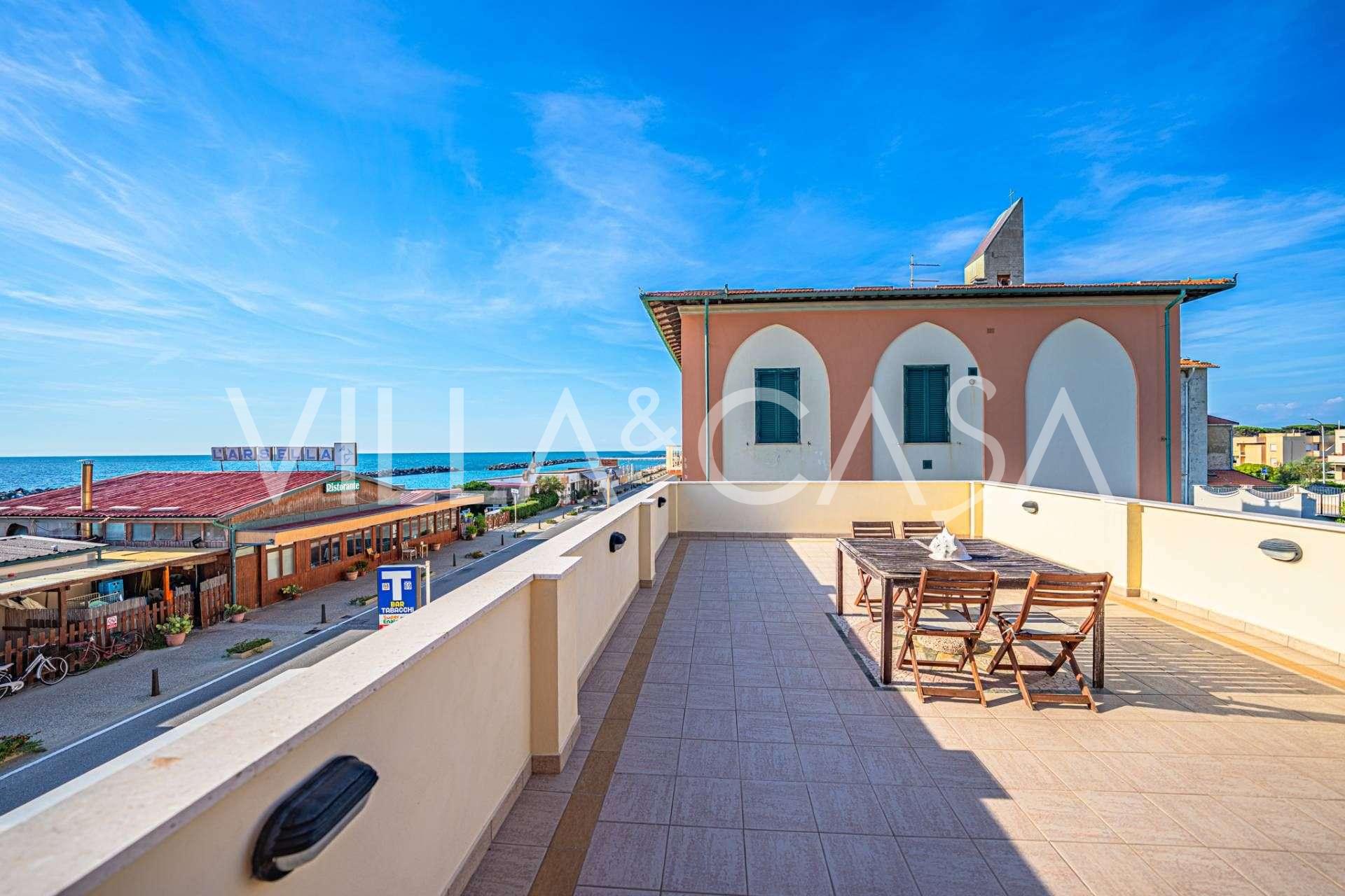 في الخط الأول من البحر في مارينا دي بيزا، فيلا تاريخية للبيع