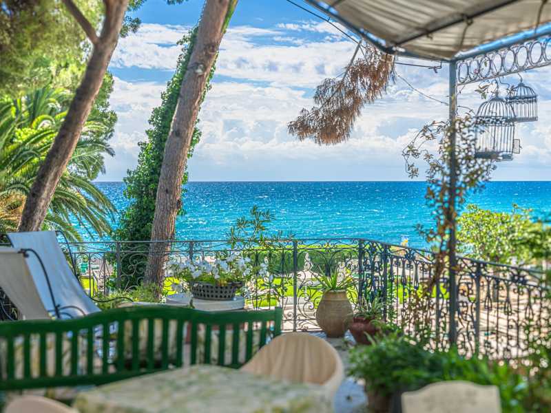 فيلا فاخرة مع وصول إلى الشاطئ في ديانو مارينا