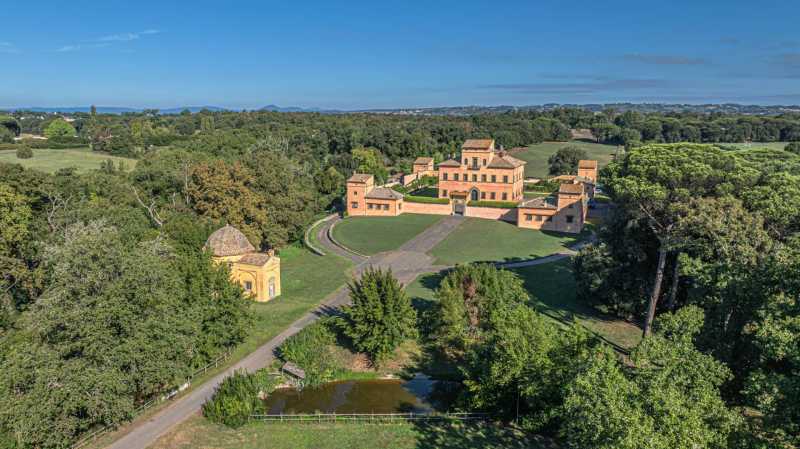 في روما يُعرض للبيع قصر أولجاتا.