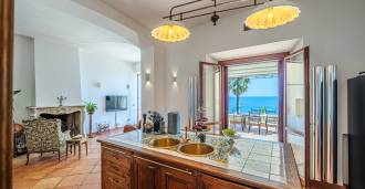 فيلا تاريخية حصرية على البحر في سانتا مارينيلا، روما.